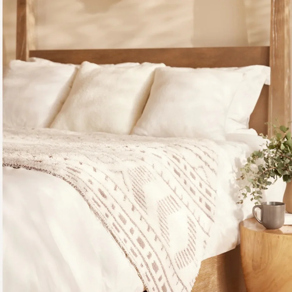 NWT Barefoot Dreams CozyChic Classic Pillow in Pearl - 20” x 20”